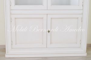 Libreria in legno massello con finitura colore bianco anticato e ante con vetro